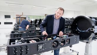 Daglig leder i Stingray Marine Solutions, John A. Breivik inspiserer en node under produksjon.