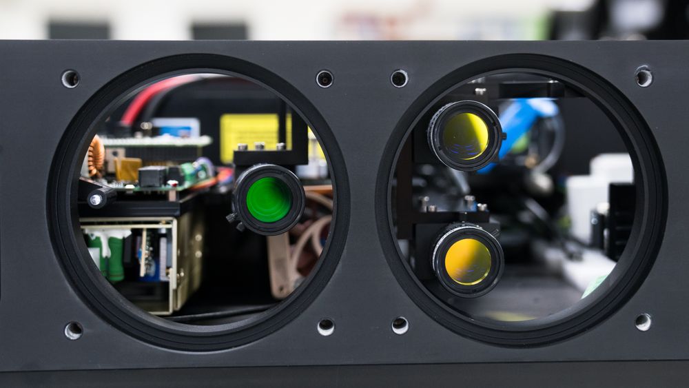 Stingray Marine skyter lakselus med laser plassert i noder med tre kameraer - to for å finne lus og dirigere laser, og ett kamera som dokumenterer. Nå skal de også telle lus for ukentlig rapportering til myndighetene.