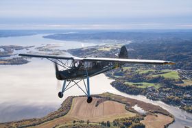 OVER SVELLE: Flyet med werknr. 1816 ble opprinnelig bygget som en av de siste i en serie på 800 ved Morane Saulnier Puteaux-fabrikken nord for Paris i 1944. Argus As 10 er designet og bygget i Tyskland, en luftavkjølt v-formet 90 graders invertert V8-motor med 240 hk. Her over Svelle med Nordre Øyeren naturreservat i bakgrunnen.