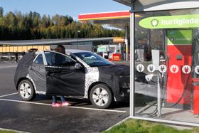 Her er en godt kamuflert elektrisk Kona til test på norske veier i starten av oktober.