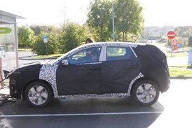 Hyundai Kona er en bil omtrent på størrelse med Opel Ampera-e.
