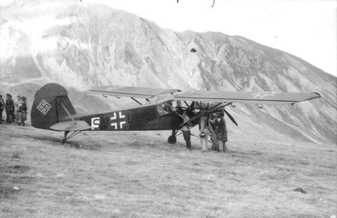 Storken som ble brukt til å fly ut Mussolini 12. september 1943.