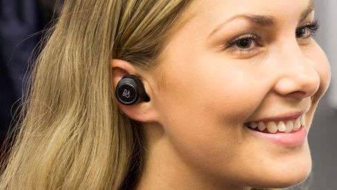 Øreplugger fullstendig uten en tråd er fullstendig litt på førstegenerasjonsstadiet, spesielt når det gjelder batterielevetiden. Det kan det muligens bli en endring på i 2018. Her Bang & Olufsens nylanserte Beoplay E8.