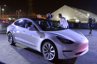 Tesla Model 3 er kanskje tyngre enn Renault Zoe, men de gir begge en veislitasje som er uvesentlig å diffrensiere på, ifølge fagfolkene. 