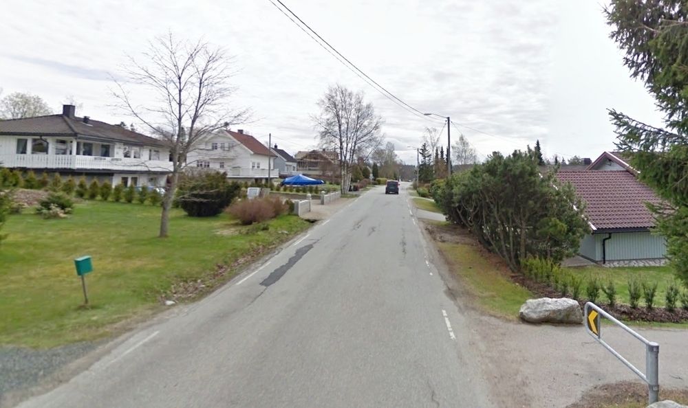 Slik ser det på fylkesveg 599, Rokkeveien i dag. Her er det ikke hyggelig å ta seg fram for egen kraft. Senest 1. september 2019 blir det mye bedre.