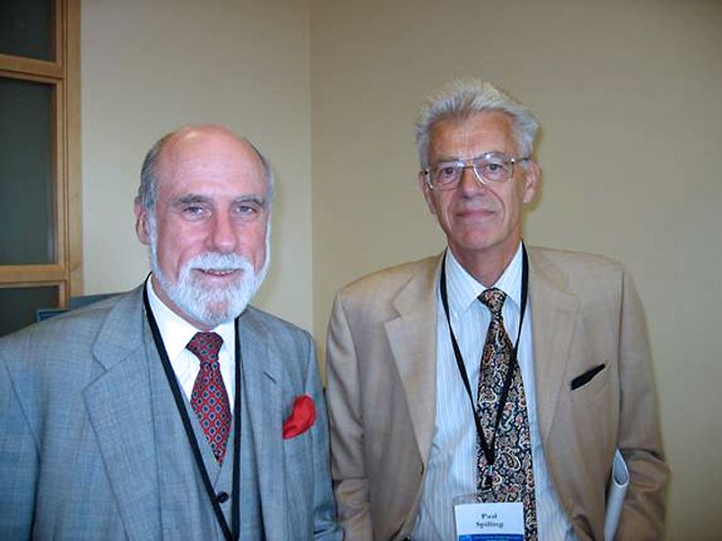 Spilling er én av tre nordmenn beæret med navn på plakett ved Stanford University, blant de 33 mest betydningsfulle personene for utvikling av internett-teknologi. Her avbildet sammen med TCP/IP-oppfinner Vint Cerf til venstre.