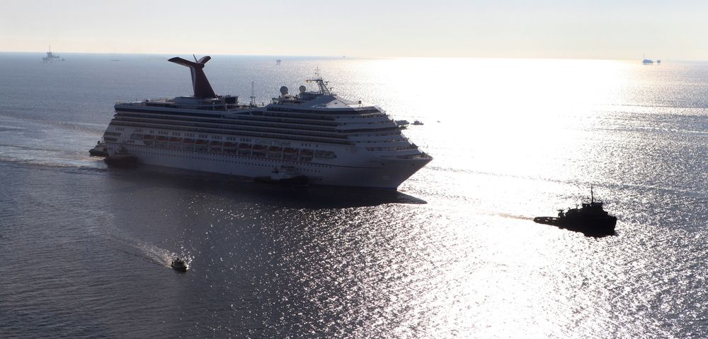 Carnival har vært i hardt vær tidligere også. Her taues Carnival Triumph til havn i Mobile, Alabama i 2013 etter en brann i maskinrommet.