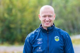 REISEGLAD: Trenar Øystein Lindesteg Rinde har ikkje noko imot å reisa langt på kamp.