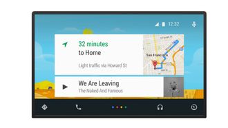 Android Auto har et eget biltilpasset grensesnitt, og er avhengig av en Android-telefon. Innebygget Android vil imidlertid fritt kunne tilpasses av bilprodusenten.