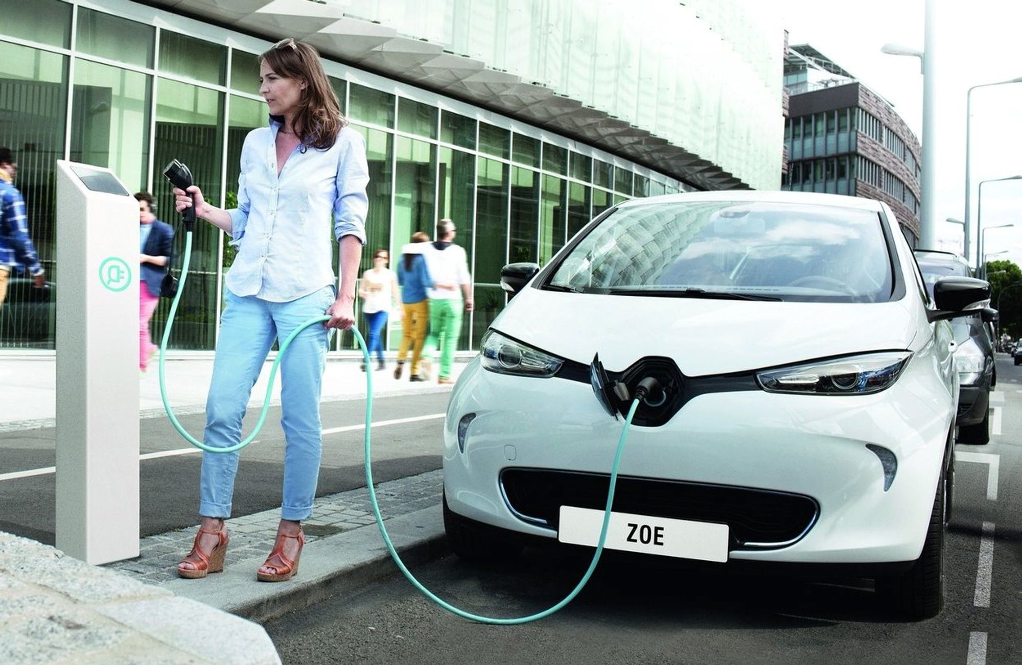 Ли9 китайский электромобиль цена. Renault Zoe Electric car салон. Электромобили в Европе. Заправить электромобиль. Электромобили на улице.
