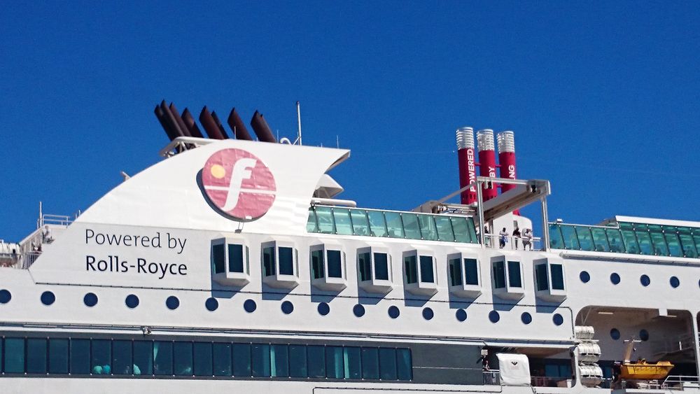 Eksosen fra LNG-motorene om bord på Stavangerfjord og Bergensfjord er fri for svovel og sot og dermed ikke synlig. CO2-utslippene er ca. 25% lavere enn fra dieselmotorer og NOx-utslipp redusert med ca. 85%.