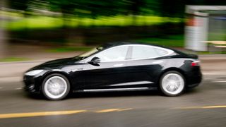 Bygger  om Tesla til hydrogenbil: Hevder det gir 1000 km rekkevidde