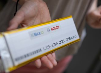 Prototyp av det som kan bli fremtidens faststoffbatteri til elbiler og hybrider.