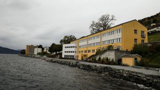 I dette bygget i Leikanger lages løsninger som brukes av fire millioner nordmenn