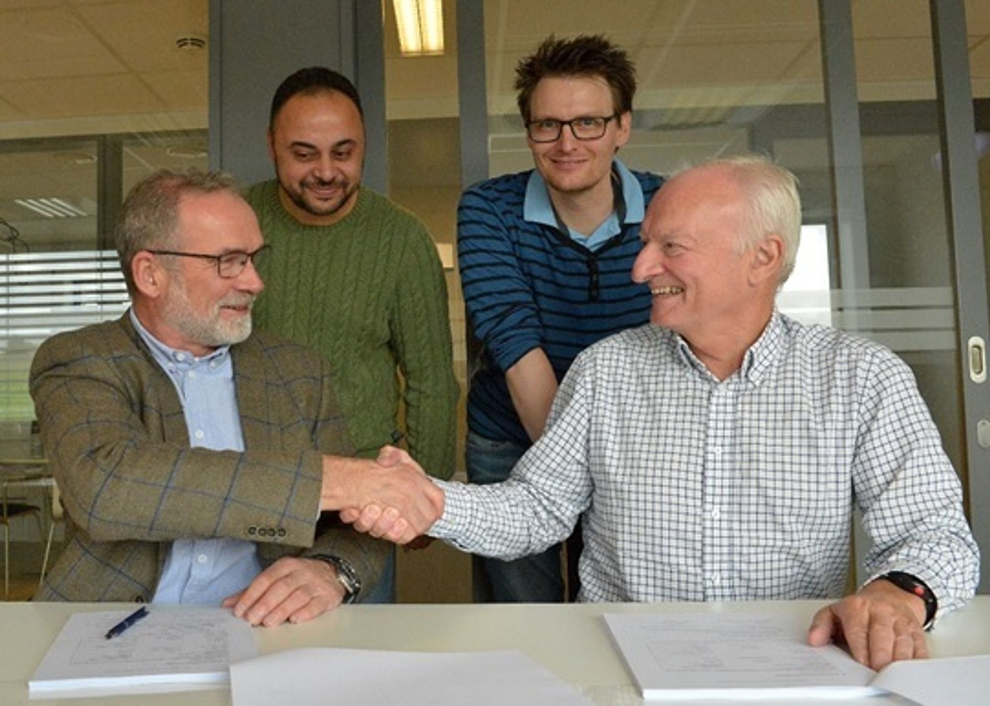 Daglig leder Leiv Pedersen i Amberg Norge og prosjektdirektør Tor Geir Espedal i Statens Vegvesen signerer kontrakten sammen med kontrollingeniørne som skal bruke utstyret