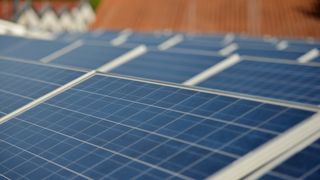 Solceller på taket hjemme: «Mange problemer og mindre strøm enn forventet»