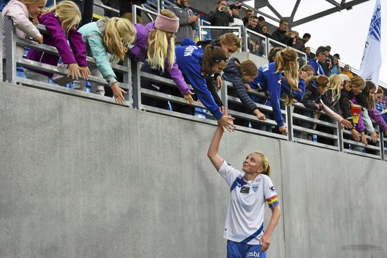 I AKSJON: Her ser du Ina Gausdal i aksjon på den nye Vålerenga stadion. Fra åpning av Vålerenga nye stadion på Valle Hovin. Her hilser hun på fansen.