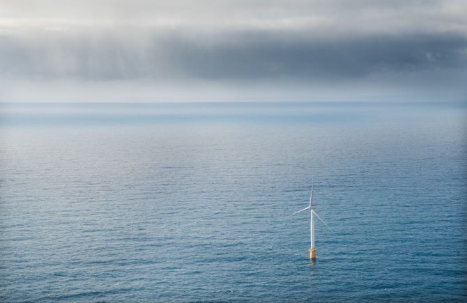 En av turbinene i verdens første flytende havvindpark.