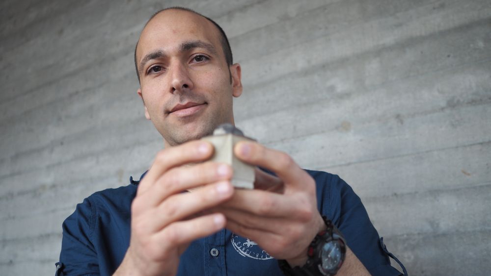 Mahmoud Khalifeh ved Universitetet i Stavanger har utviklet et helt nytt materiale som kan erstatte sement når oljebrønner skal plugges. Det er både tettere og mer miljøvennlig enn vanlig sement.