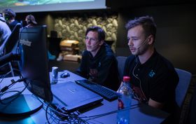 Fredrik Buer Pedersen (til høyre) da han kommenterte Rocket League-sluttspillet i Telenorligaen i mai.