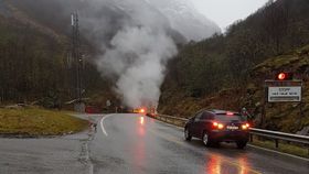 TRYGGARE FRAMTID I MØTE: Den 24. oktober i år stengde vegvesenet tunnelen, då det kom meldingar om røyk i tunnelen. Heldigvis synte det seg å berre vera vassdamp. I framtida kan bilistar ved Gudvangatunnelen kjenne seg ein smule tryggare ved slike syn.