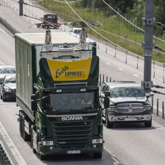Kjøreledning over Elväg E16 i Sandviken i Sverige.