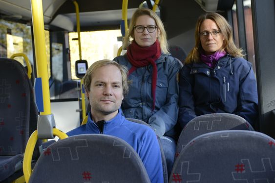 FÅR BEKLAGELSE: Foreldre på Svarskog vant frem i kampen om busser med belter, og får nå en beklagelse fra Unibuss da barna deres ble satt av bussen flere kilometer hjemmefra da sjåføren ikke ville kjøre opp på glatta opp Sandvadbakkene. Bak. f.v Maria Alnæs og Aina Lauvik.