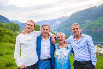 Her er familine samlet på familigården. Fra venstre: Johannes (23), Osvald, Thorild Widvey og Ole Kristoffer (24).