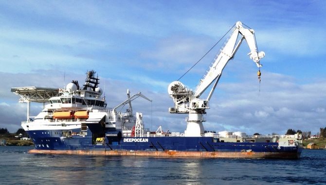 Maersk Forza skal heve helikoptervraket utenfor Barentsburg.