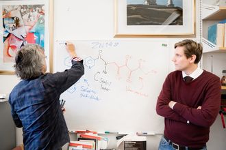 Både Norges forskningsråd og Folkehelseinstituttet er begeistret for forskningen til professor Pål Rongved (til venstre) og siv.ing. i kjemi, dr. Alexander H. Åstrand, som kan få stor betydning for å løse problemene med resistente bakterier.