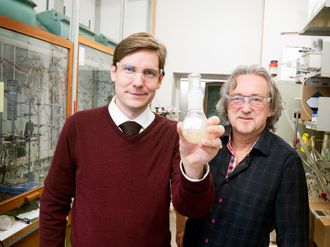 Professor Pål Rongved (til venstre) og siv.ing. i kjemi, dr. Alexander H. Åstrand ved Farmasøytisk institutt ved Universitetet i Oslo har utviklet det komplekse molekylet som kan fjerne resistens-mekanismen i bakterier.
