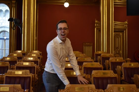 VIKTIG SETE: – Her er min stol! Wilkinson nærmest løper opp og viser stolt frem stolen sin i Stortingssalen.