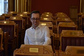 STOLT: En stolt Akershus-representant på plassen sin i Stortingssalen.