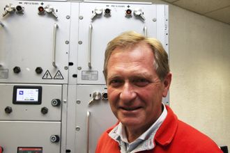 Erik Ianssen i Selfa Artctic har et bankende hjerte for nullutslippsløsninger. Her foran en batteripakke fra PBES, som produserer i Trondheim.