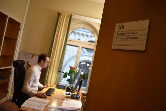 HJEMME PÅ JOBB: Nicholas Wilkinson på sitt eget kontor i SV-fløyen. – Vi blir godt tatt vare på her inne på Stortinget. De rammer inn bilder for oss, ja, til og med plantene stod her da jeg flyttet inn!
