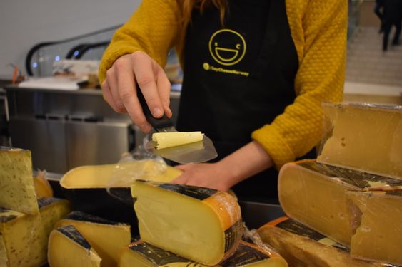 TA EN BIT: Hos Say Cheese gir Fride deg smaksprøver hvis du vil!