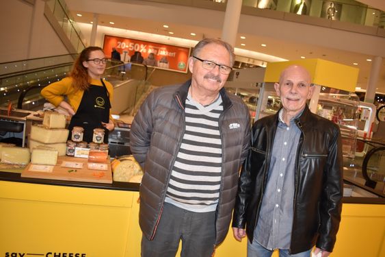 KOSTE SEG: Tom Sunstad og Ketil Bjerke tok turen til Say Cheese på mandag. – Jeg var her i helgen, og måtte vise den til Tom! Jeg kjøpte en nydelig, nederlandsk ost, forteller Bjerke.