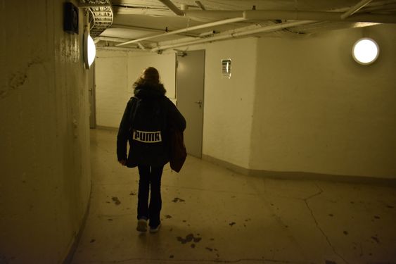 HIT OG DIT: Det er mange ganger, korridorer, dører og smale trapper bak scenen på Folketeateret.