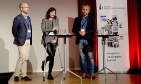 Debatt om samarbeid på NRs høstmøte i Bergen onsdag, fra venstre: NTB-sjef Mads Yngve Storvik, Tinius-direktør Kjersti Løken Stavrum og Amedias styreleder André Støylen.