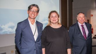 F.v.: Bernt Skeie, administrerende direktør i CMR Prototech, statssekretær i Næringsdepartementet Dilek Ayhan, og Pete Worden i Breakthrough Initiatives.