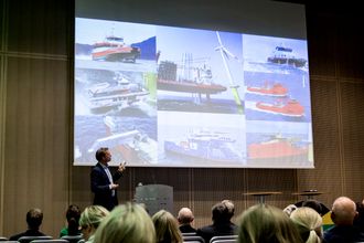 Jon Dugstad viser fram gode eksempler på norsk leverandørindustri som leverer til havvind-markedet i Europa. Flere av bildene er av flåten til Fred. Olsen Ocean.