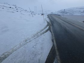 FØRSTE SNØEN: Det er ikkje mykje snø som har falle.