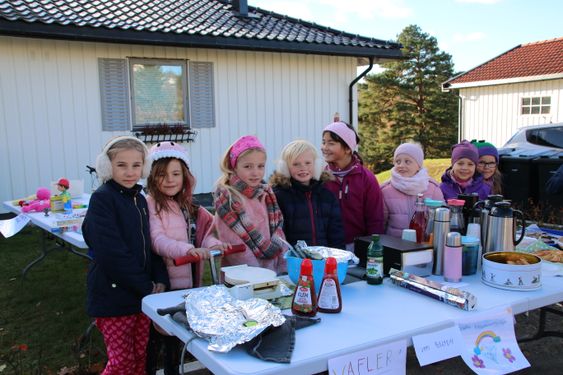 FOR EN GOD SAK: Her er gjengen med varme hjerter! Fra venstre ser du Ulva Øyan Wigestrand, Ariel Zohre Øyan Alousha, Isabel Amanda Holmgren, Ida Fabricius Starheim, Mathilde Skrattalsrud, Celina Torgersen, Cornelia Rugaas og Evelyn Matthews. Det er de siste seks som stod for kafeen/basaren.