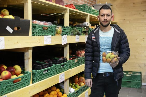 EKSOTISK FRUKT: Ali Habash (20) har i tillegg til de vanligste frukt- og grøntsortene, også noen mer eksotiske varer, som fiken.