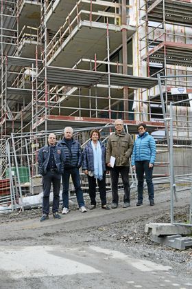 – FENGSLET I EGET HJEM: Beboerne i Ormerudveien 6, Jan-Elling Skaugerum, Anne Røren Andreassen, Bjørn Hamdahl, Elisabeth Skaugerum og Per Ingvoldstad, føler seg fanget av byggearbeidene.