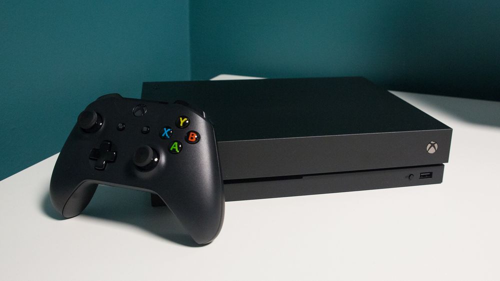 Xbox One X er en kompakt konsoll.