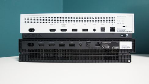 Slik ser konsollene ut på baksiden. Xbox One X er mørk, mens Xbox One S er lys.