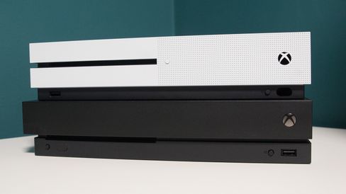 Xbox One S på topp, Xbox One X under.