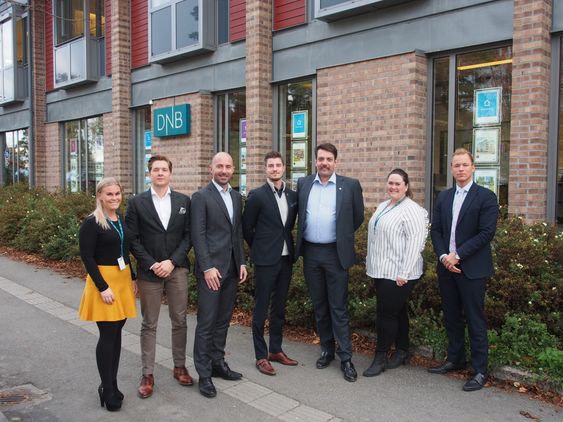 HAR TRUA: Vilde Kathrine Thorsrud, Lasse Skogstad, Sverre Hagh, Joackim Tiemroth Jacobsen, Bjørn Vidar Lazar Braathen, Mona Sørvåg Hauge og Johan Fredrik Winnem hos DNB Eiendom på Kolbotn.