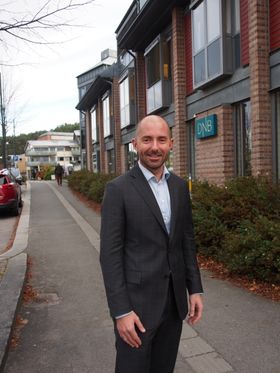 JOBBER PÅ: Sverre Martin Hagh hos DNB Eiendom melder om et hett marked igjen etter noen kjølige sommermåneder.
